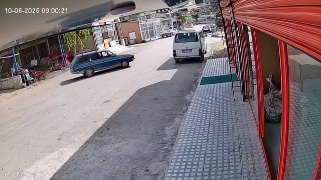 El freni &ccedil;ekilmeyen otomobil hareket edip minib&uuml;se &ccedil;arptı: O anlar kamerada