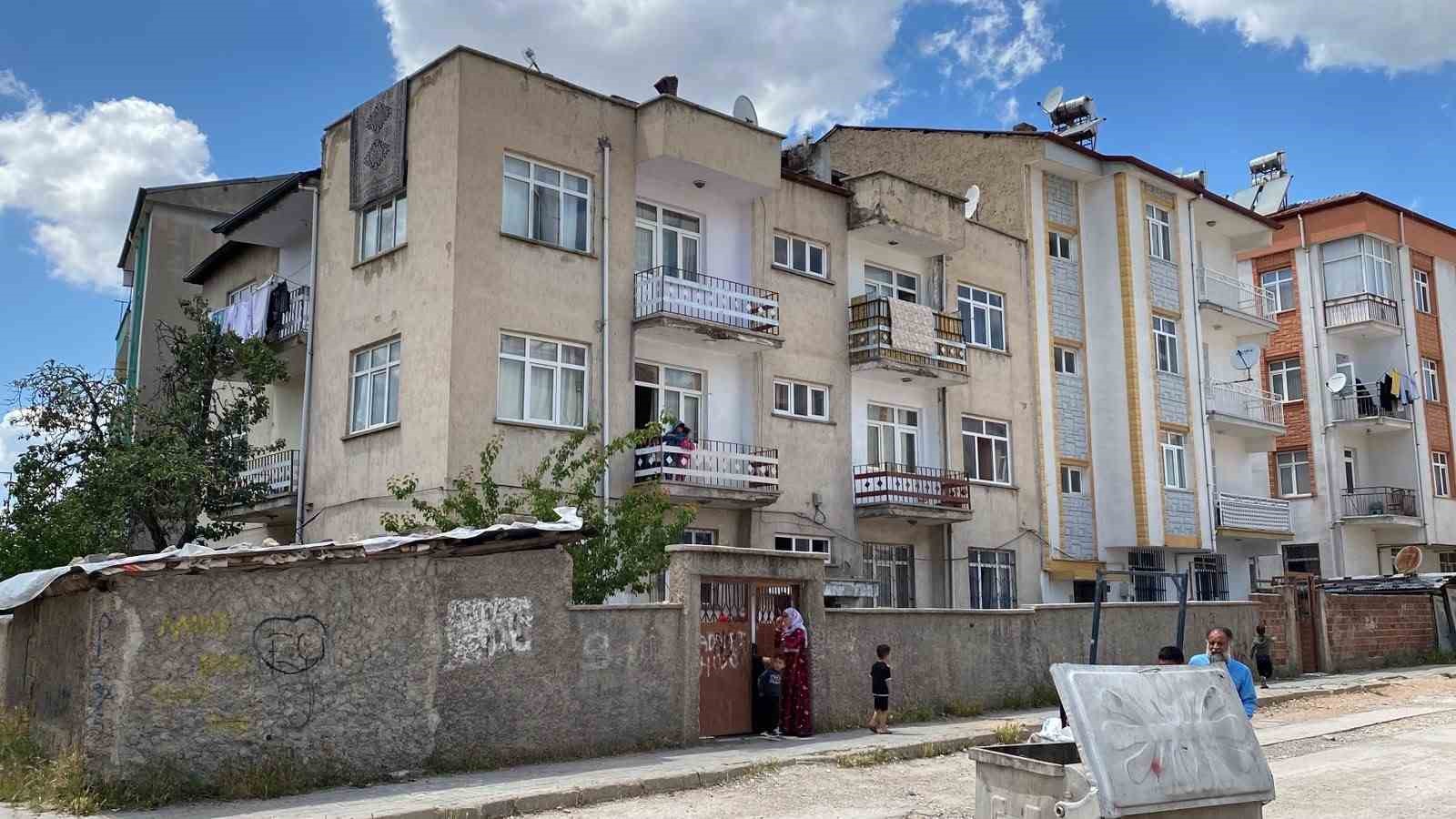 Elazığ&rsquo;da 2&rsquo;inci kattan d&uuml;şen 5 yaşındaki &ccedil;ocuk yaralandı