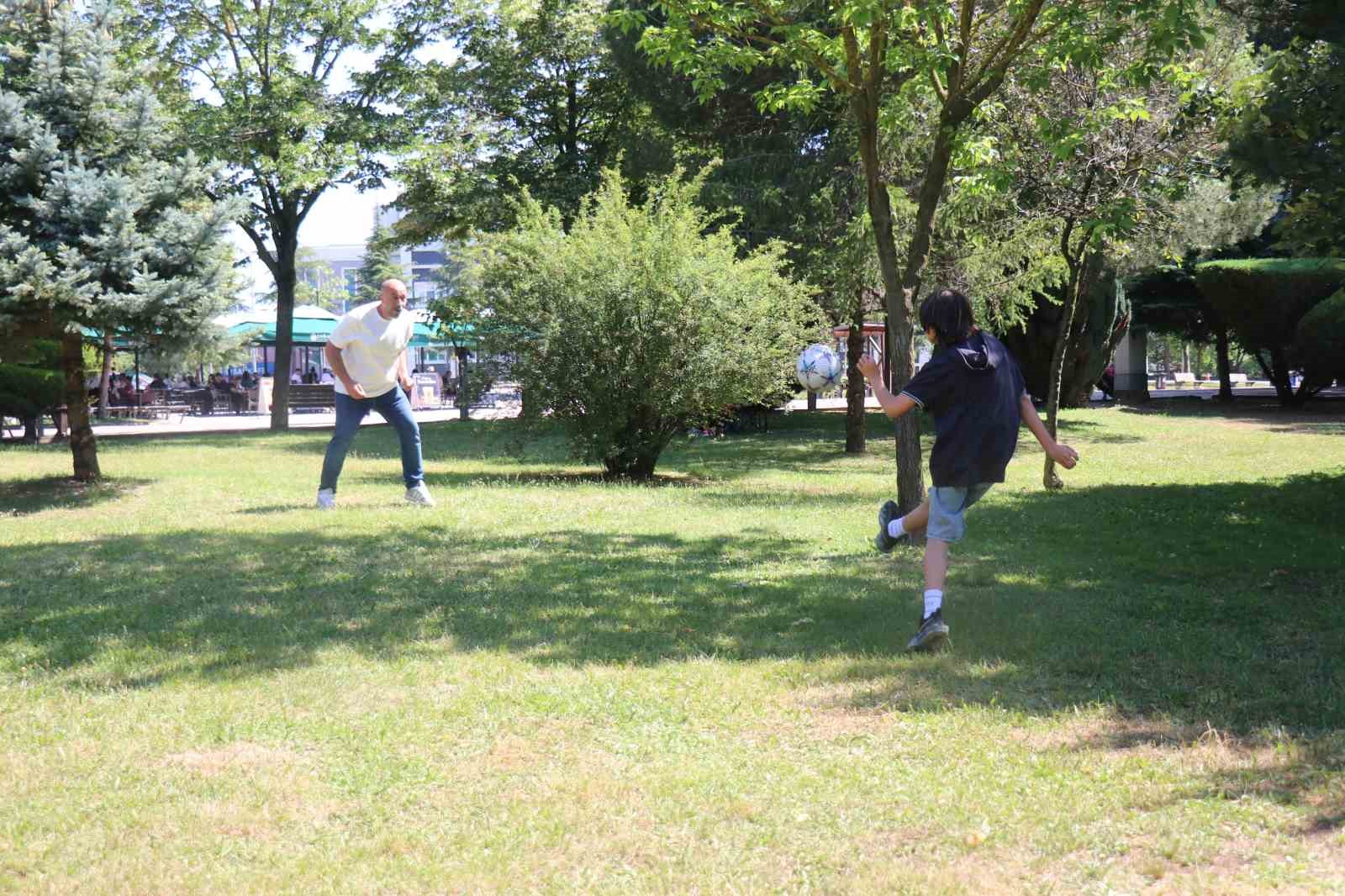 &Ccedil;ocuklar i&ccedil;eride ter d&ouml;kt&uuml;, aileler dışarıda piknik yaparak bekledi