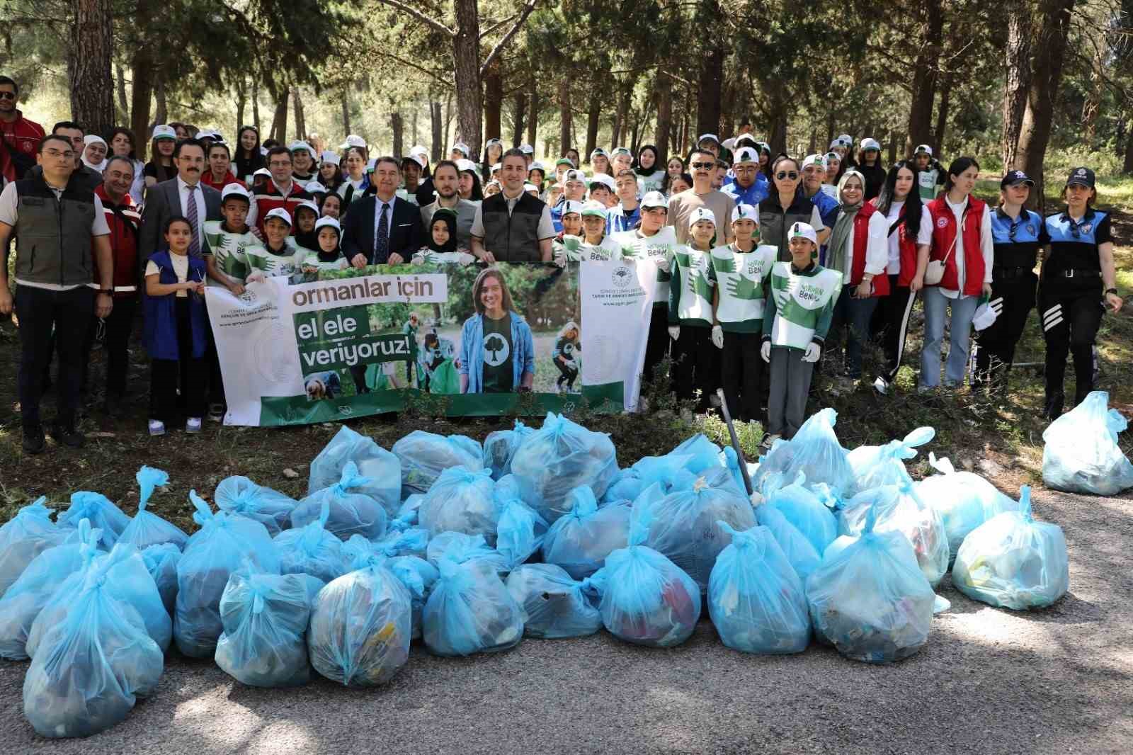 Manisa’da ormanlık alanda yüzlerce kilo çöp toplandı