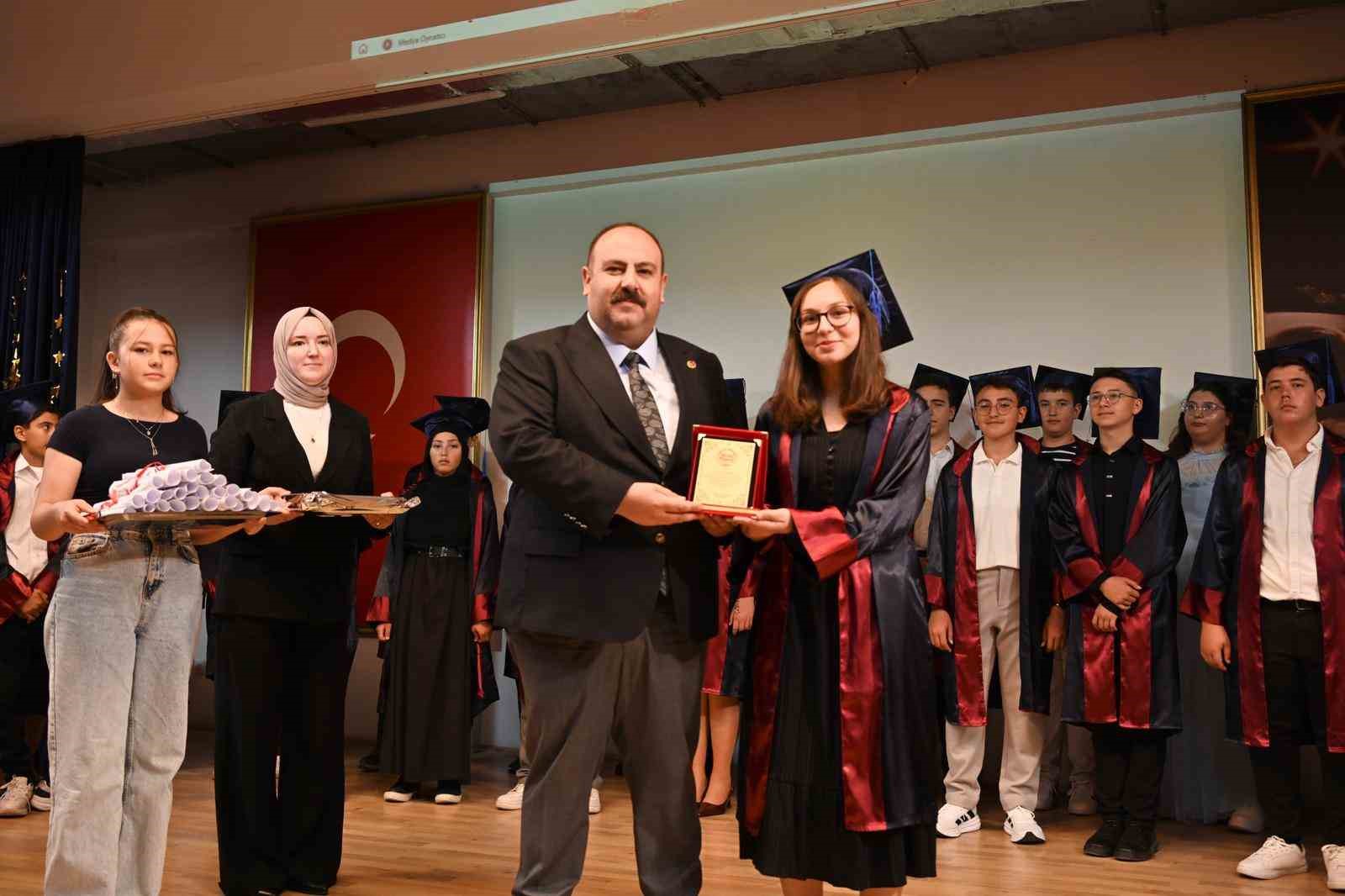 Ko&ccedil; ilk&ouml;ğretim mezunları kep attı