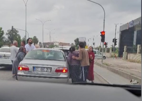 Adana&rsquo;da trafikte kadınlı erkekli kavga kameraya yansıdı