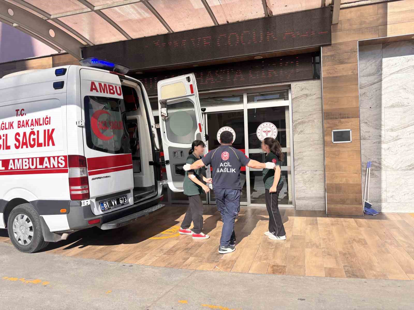Trabzon&rsquo;da 12 ortaokul &ouml;ğrencisi zehirlenme ş&uuml;phesiyle hastaneye kaldırıldı