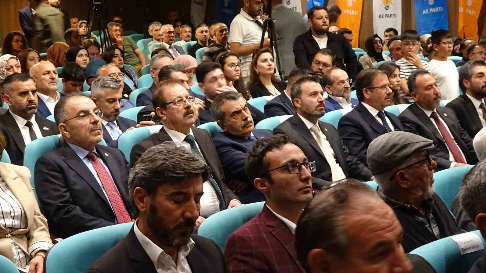 Milli Eğitim Bakanı Tekin: "Ekrem İmamoğlu &Ouml;zg&uuml;r &Ouml;zel ilişkisini Tosun Paşa filmine benzetiyorum"