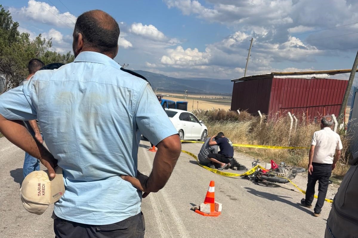 Amasya&rsquo;da otomobille &ccedil;arpışan motosikletli hayatını kaybetti