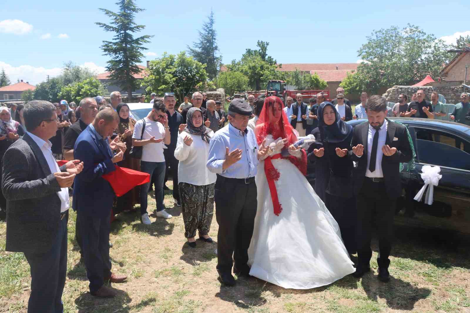En mutlu g&uuml;n&uuml;nde ismini aldığı şehit amcasını unutmadı