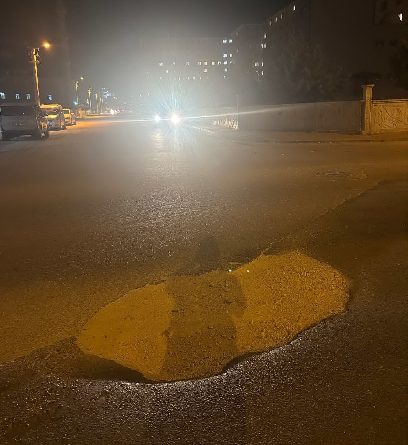 Yolun ortasındaki &ccedil;ukur kazaya davetiye &ccedil;ıkarıyor