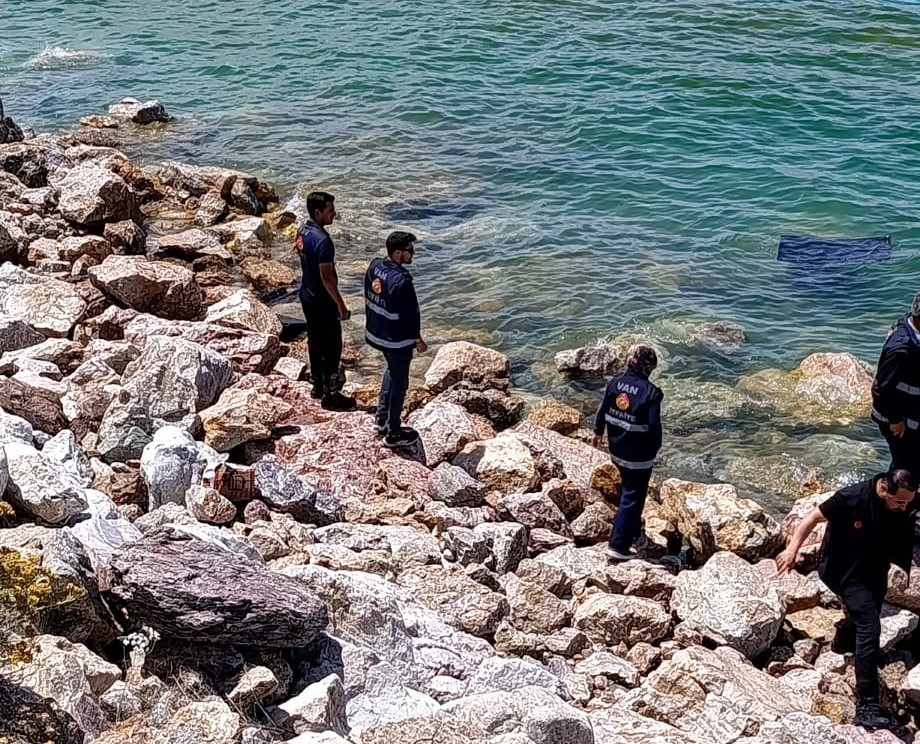Otomobil Van Gölü’ne uçtu: Sürücü yaralı kurtarıldı