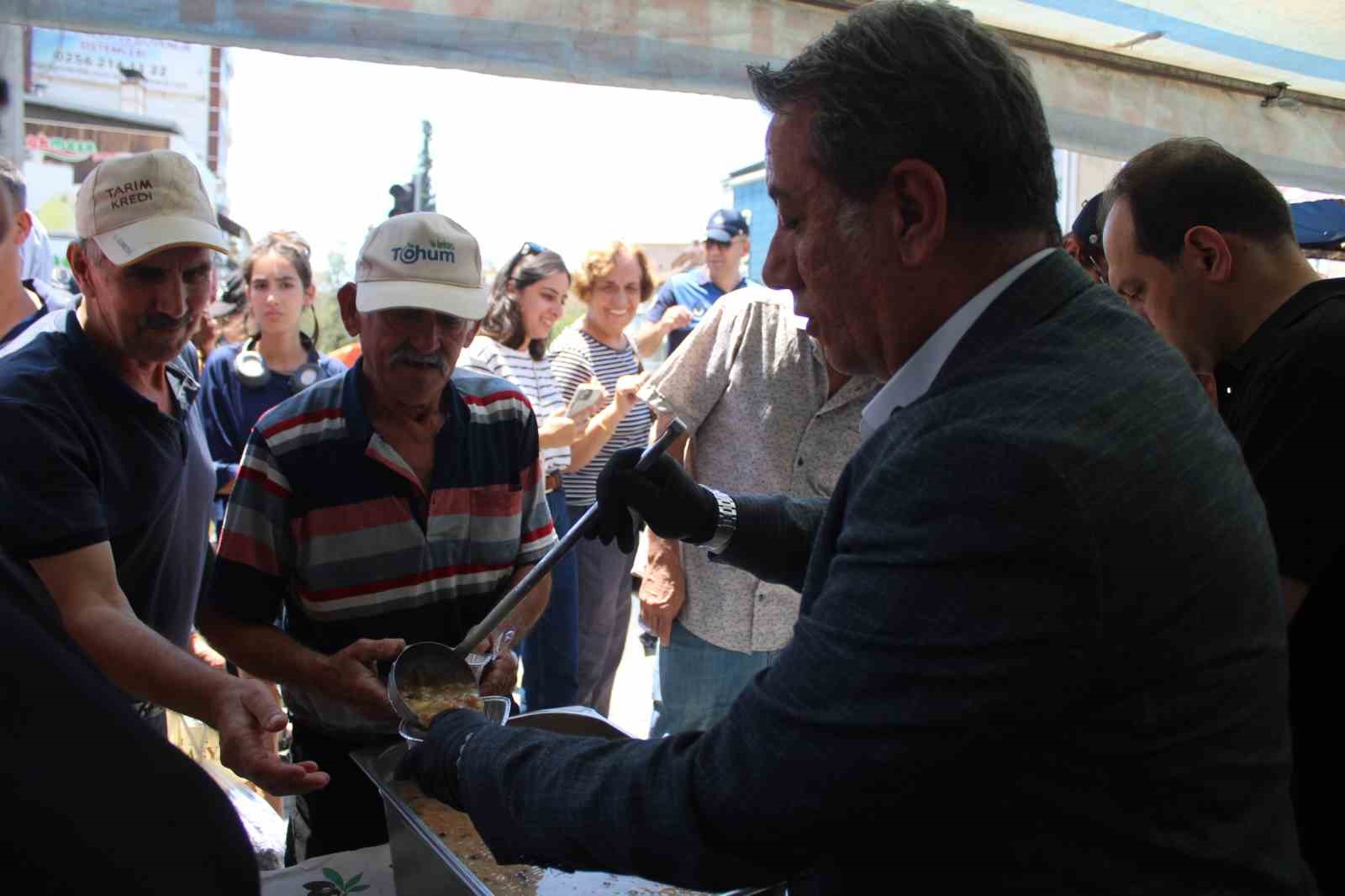 Efeler&rsquo;den 3 bin kişilik aşure hayrı