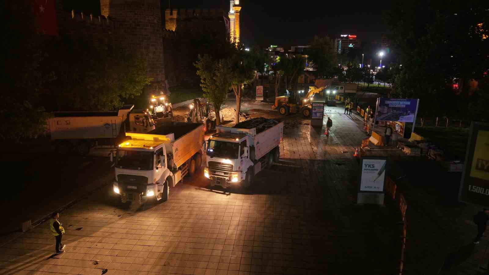 Cumhuriyet meydanında yenileme &ccedil;alışması aralıksız s&uuml;r&uuml;yor