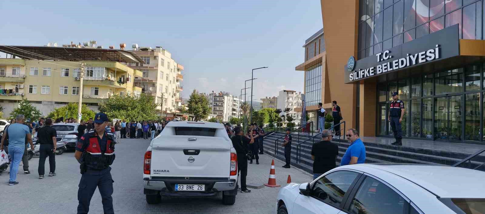 Mersin&rsquo;in Silifke Belediyesi&rsquo;ne operasyon: Başkan dahil &ccedil;ok sayıda isme g&ouml;zaltı