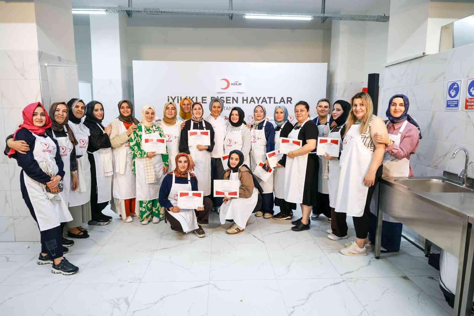 Depremzede kadınlar &lsquo;İyilikle Pişen Hayatlar&rsquo; at&ouml;lyesi i&ccedil;in İstanbul&rsquo;da buluştu