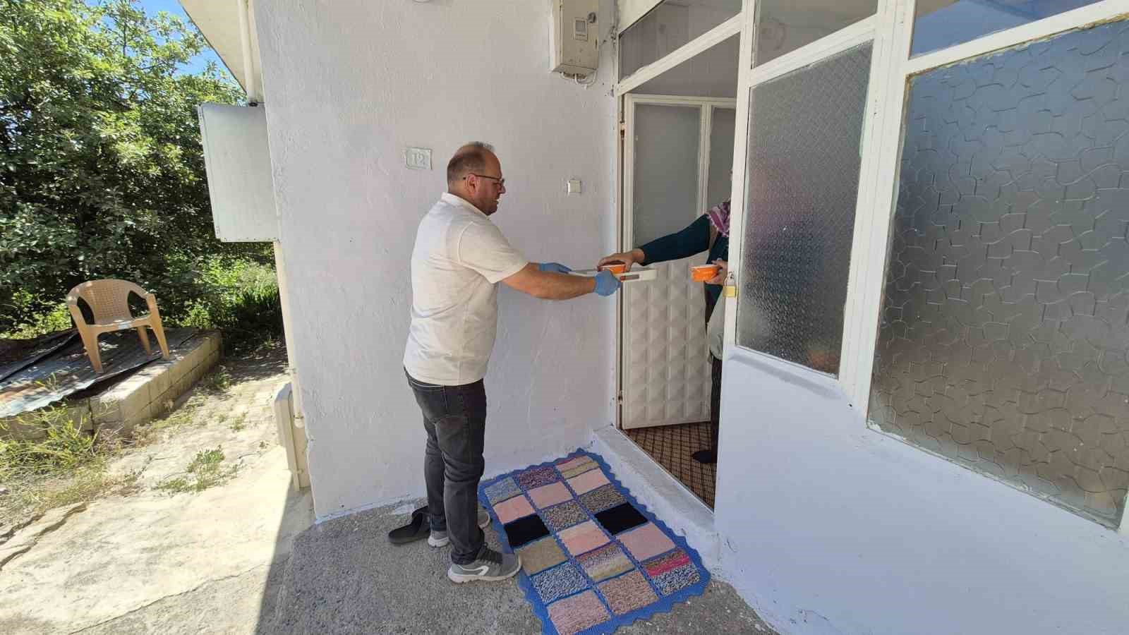 Tercan’da tarihi kervansarayda vatandaşlara aşure ikram edildi