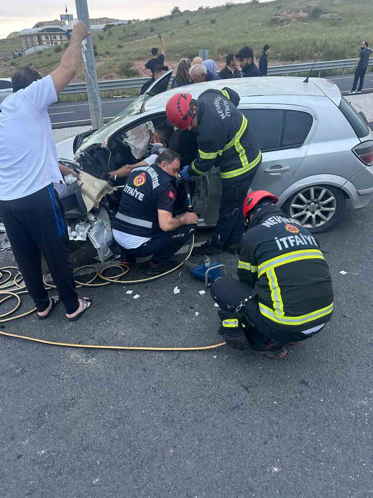 Nevşehir&rsquo;de otomobil direğe &ccedil;arptı: 1 &ccedil;ocuk &ouml;l&uuml;, 3 yaralı