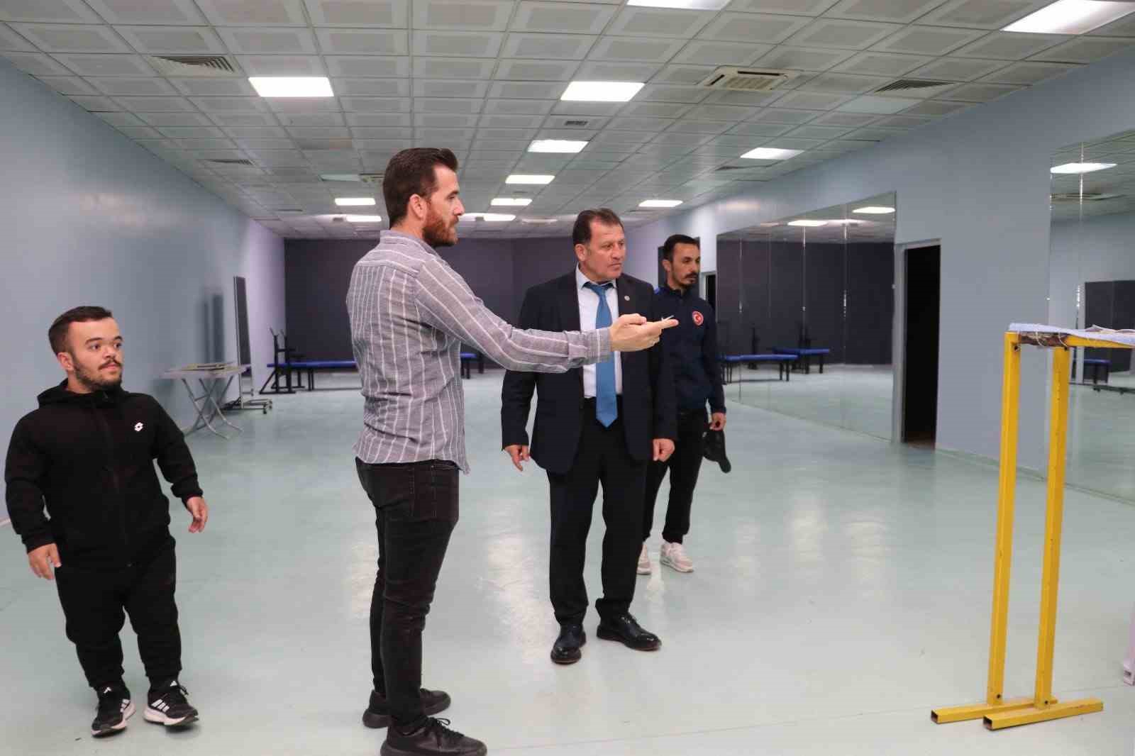 Kabakcı, T&uuml;rkiye&rsquo;de tek olan antrenman salonunu inceledi