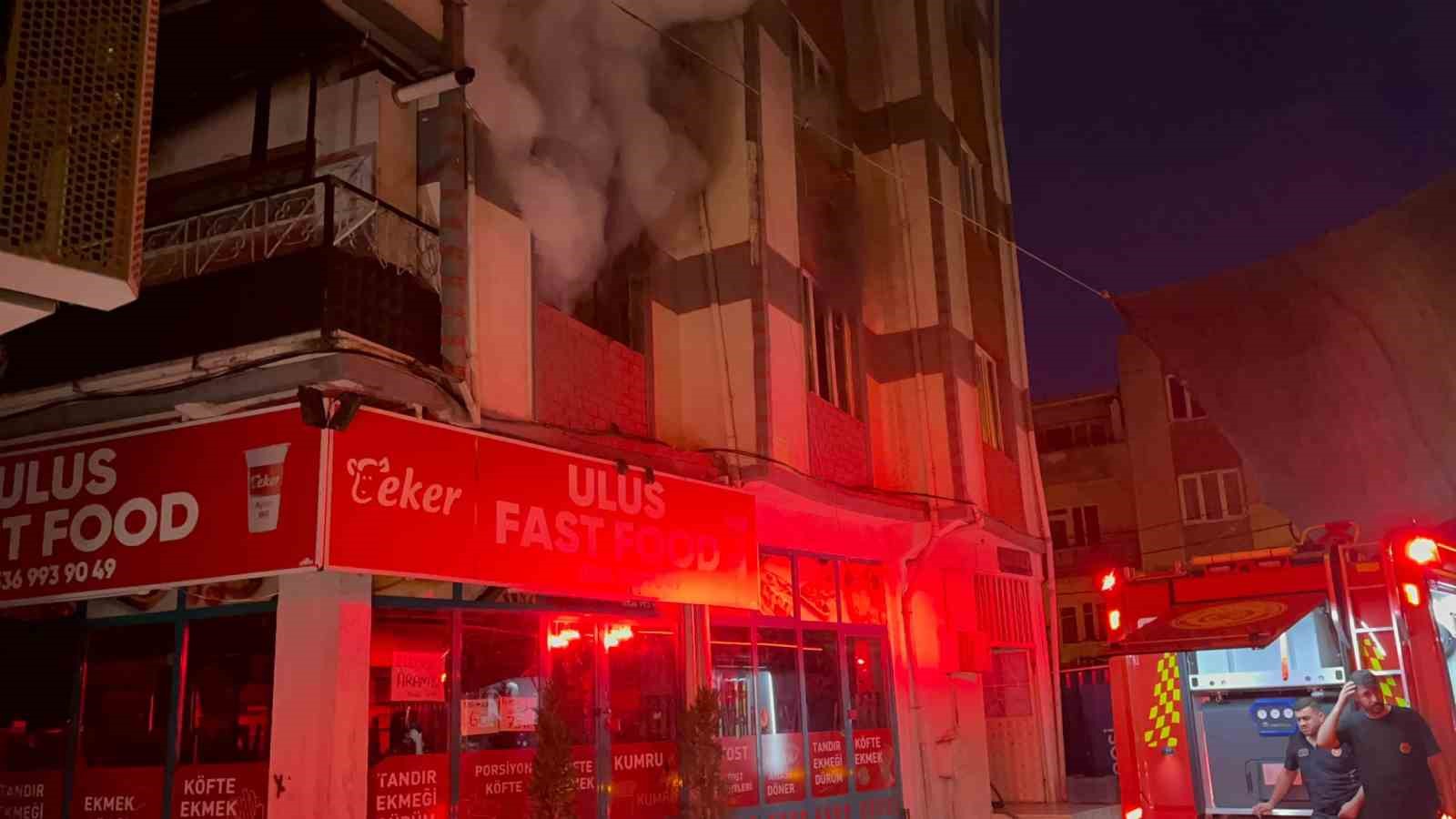 Elektrikten &ccedil;ıkan yangın sokağı dışarı d&ouml;kt&uuml;