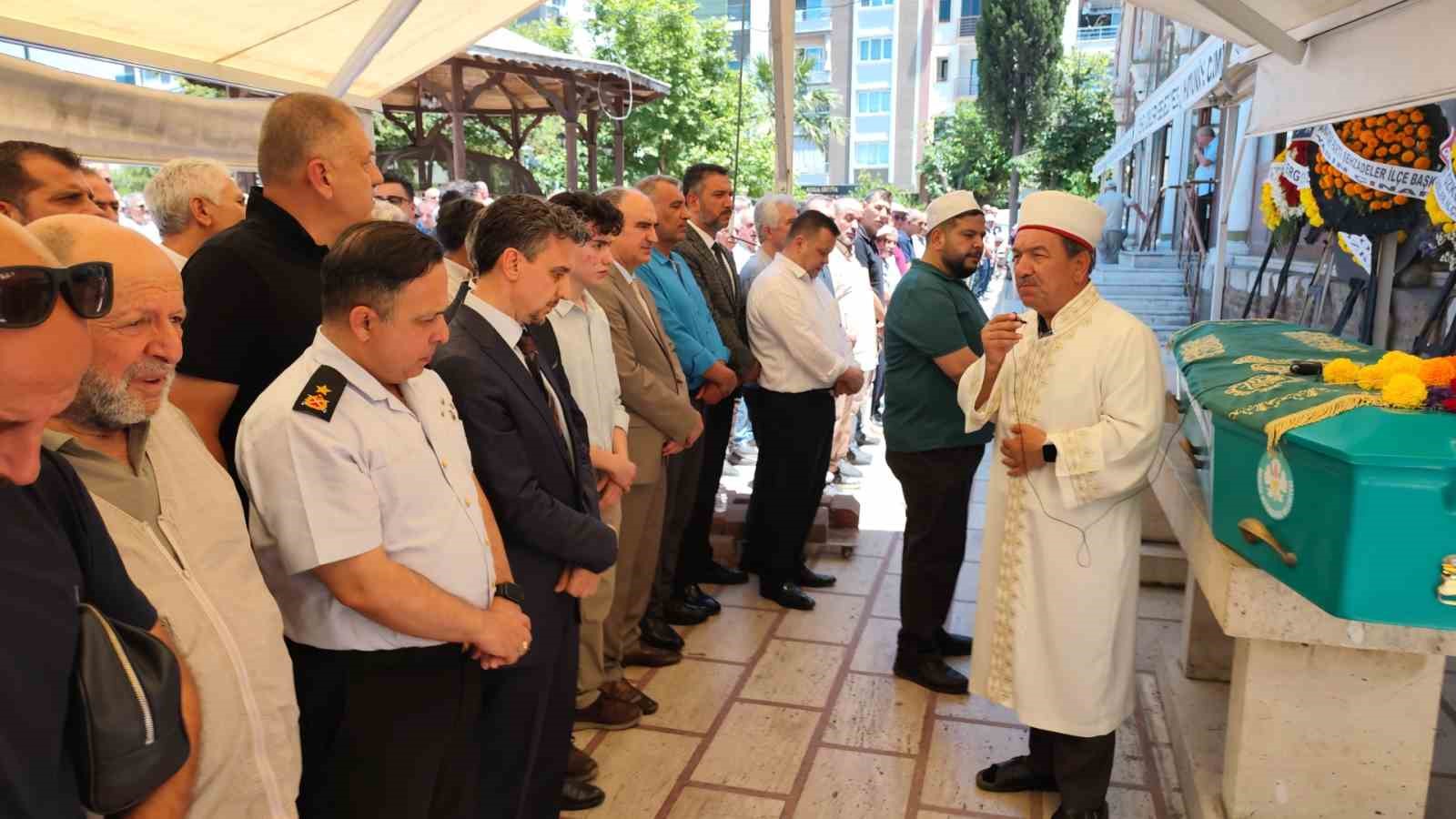 Kalp krizinden &ouml;len arkadaşının cenazesinde kalp krizi ge&ccedil;irdi