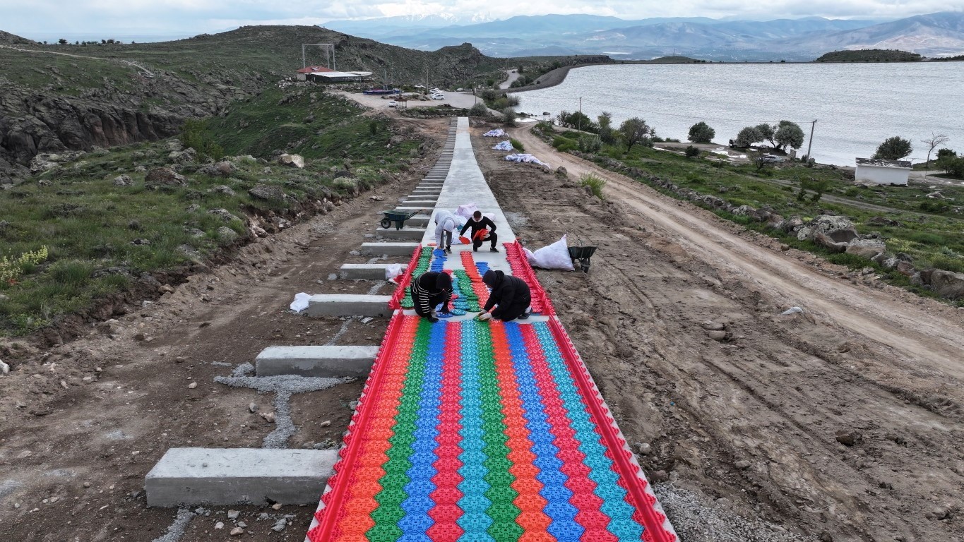 T&uuml;rkiye&rsquo;nin en uzun renkli kaydırağı Gebere&rsquo;de hizmete hazırlanıyor