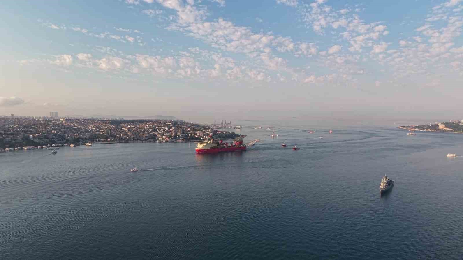 215 metrelik boru d&ouml;şeme gemisinin ge&ccedil;işi sebebiyle boğaz hattı &ccedil;ift y&ouml;nl&uuml; trafiğe kapatıldı