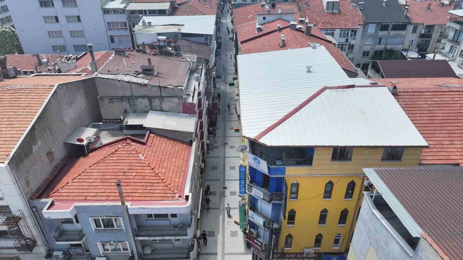 Uşak&rsquo;ta Kurtuluş ve Yeşil Karaağa&ccedil; mahallelerinde zemin taşları yenileniyor
