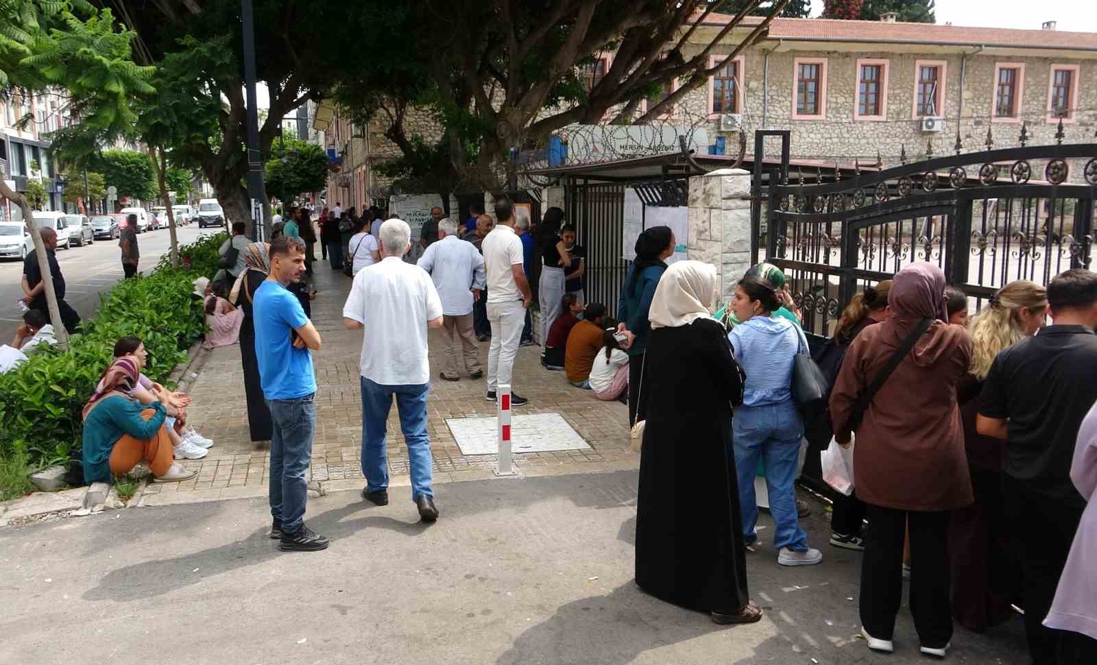 Mersin&rsquo;de 25 bin 965 &ouml;ğrenci i&ccedil;in LGS başladı: &Ccedil;ocuklar i&ccedil;erde aileleri dışarda ter d&ouml;kt&uuml;
