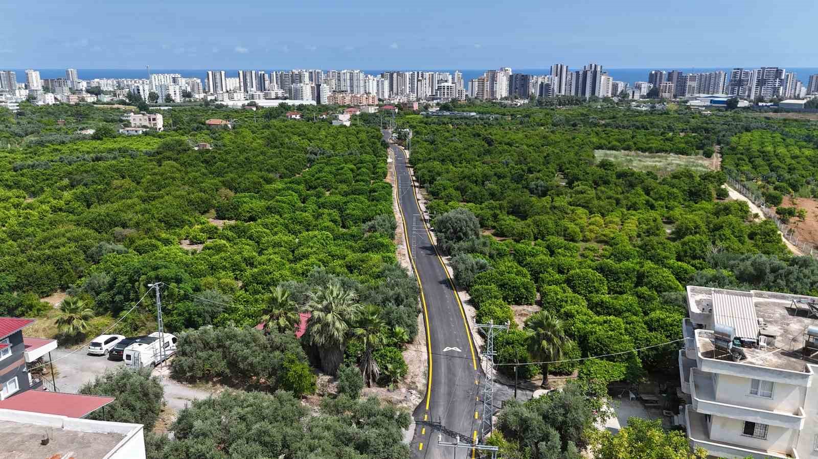 Mersin&rsquo;de bozulan yollar sıcak asfaltla yenilendi