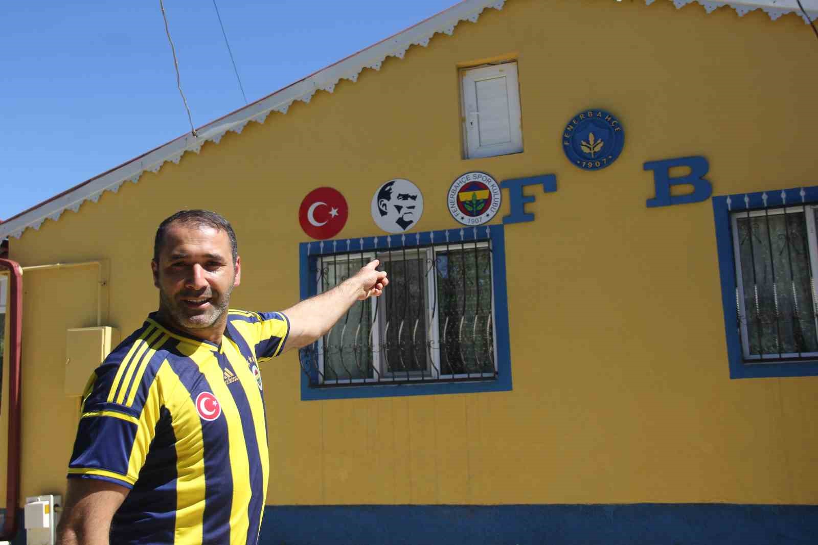 Fenerbah&ccedil;e sevgisini evinin duvarlarında yaşattı