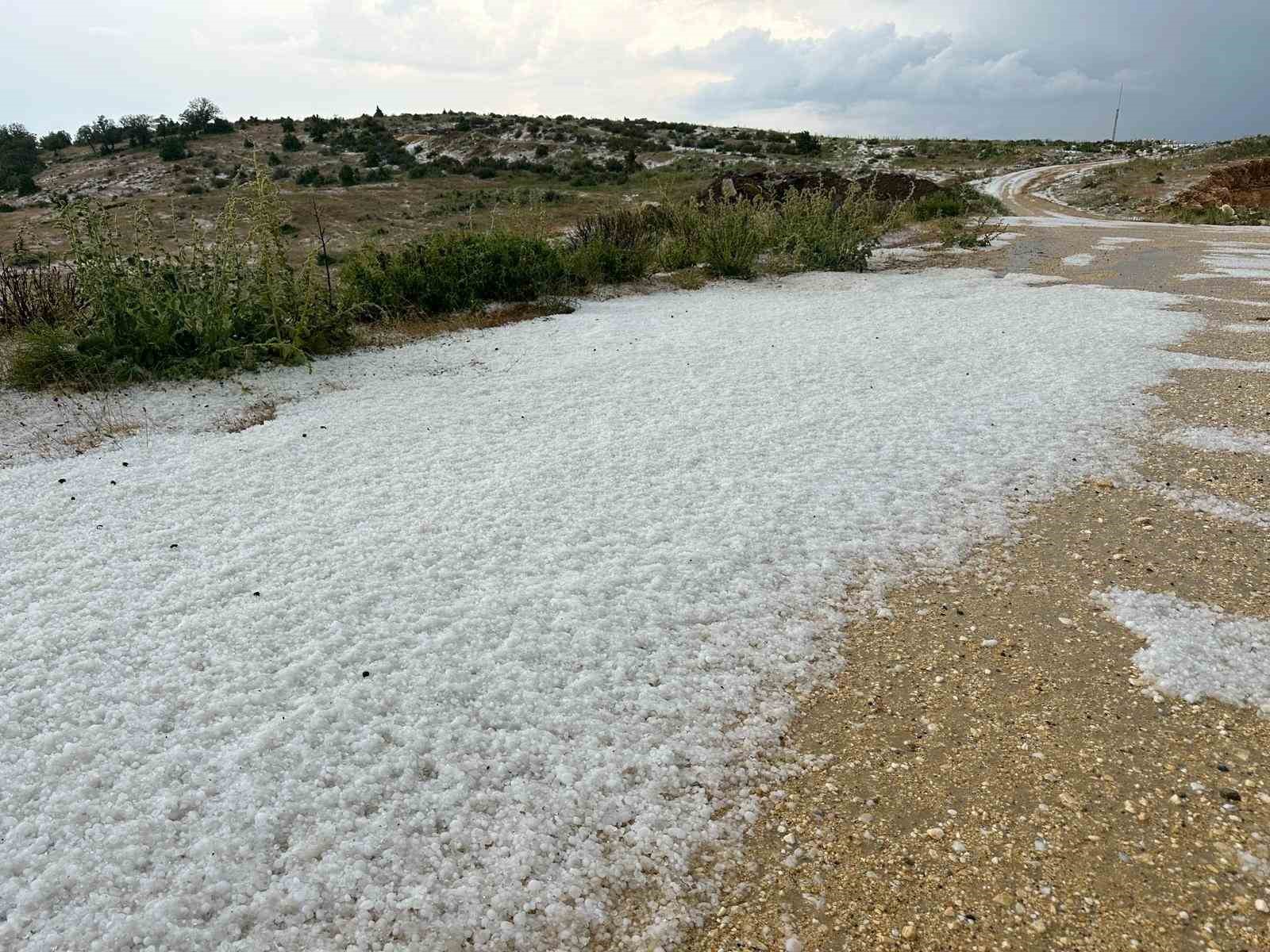 Uşak&rsquo;ın y&uuml;ksek kesimlerinde dolu yağışı etkili oldu
