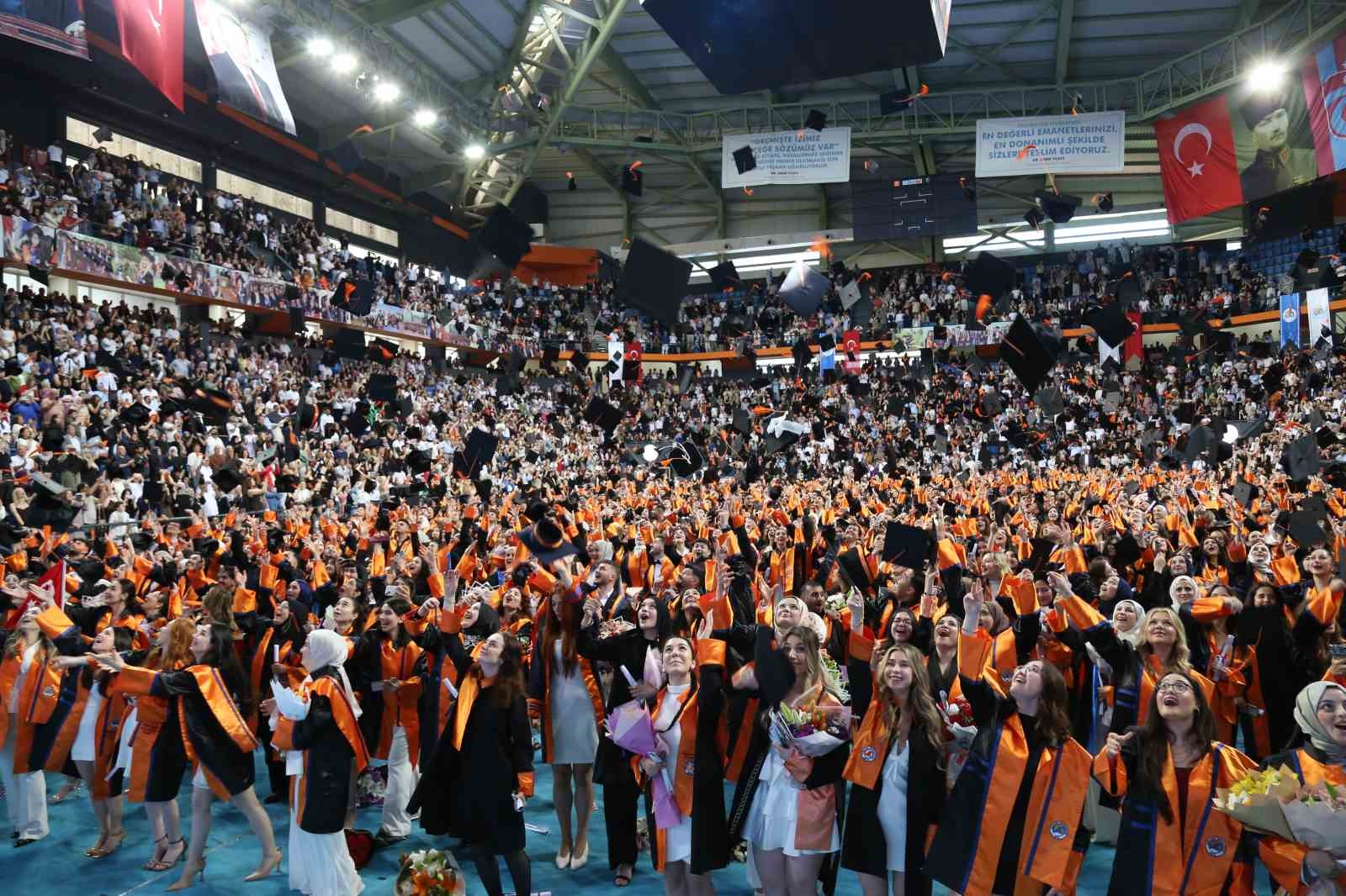 Avrasya &Uuml;niversitesi&rsquo;nde mezuniyet coşkusu