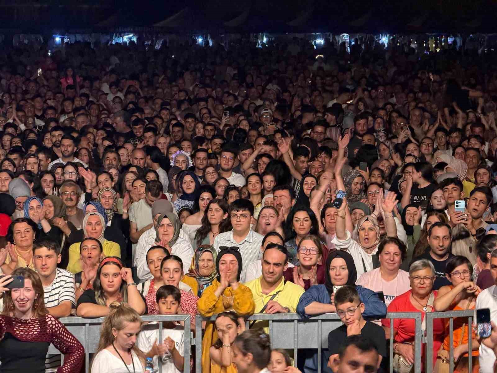 Resul Dindar hem sahneden indi hem de s&uuml;rpriz d&uuml;etler yaptı