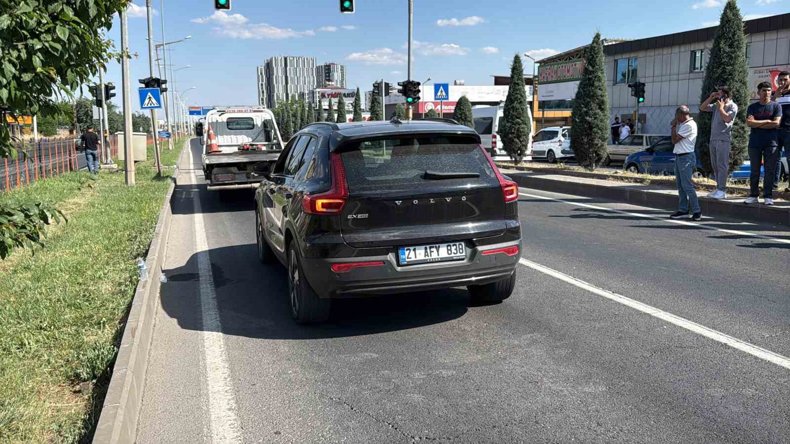 Diyarbakır&rsquo;da aracın &ccedil;arptığı yaya ağır yaralandı