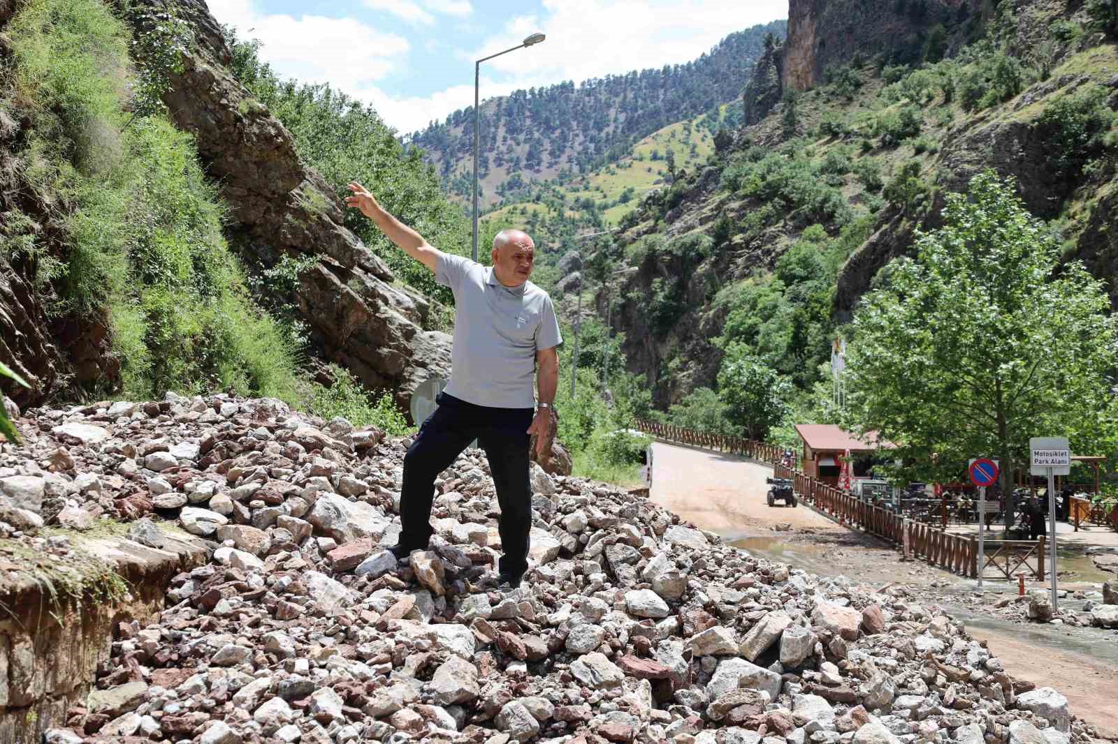 Başkan &Ouml;zt&uuml;rk, selden etkilenen b&ouml;lgelerde incelemelerde bulundu