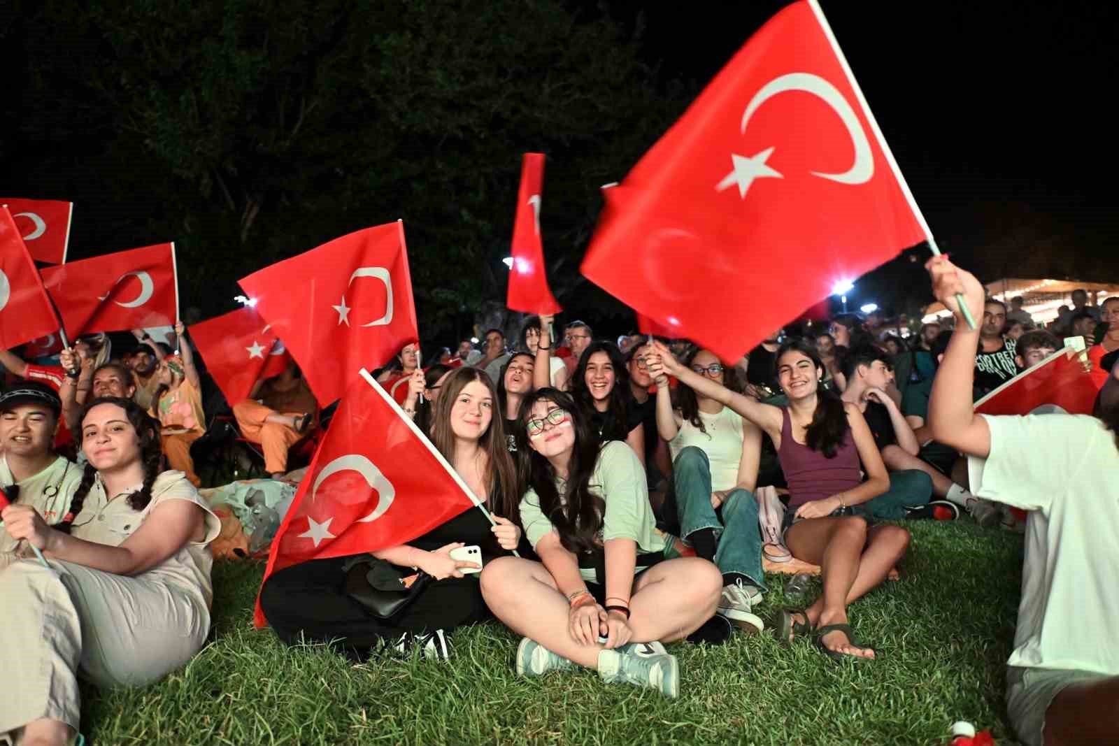 Muratpaşa&rsquo;da milli heyecan Deniz Y&uuml;z&uuml; Kafe&rsquo;de