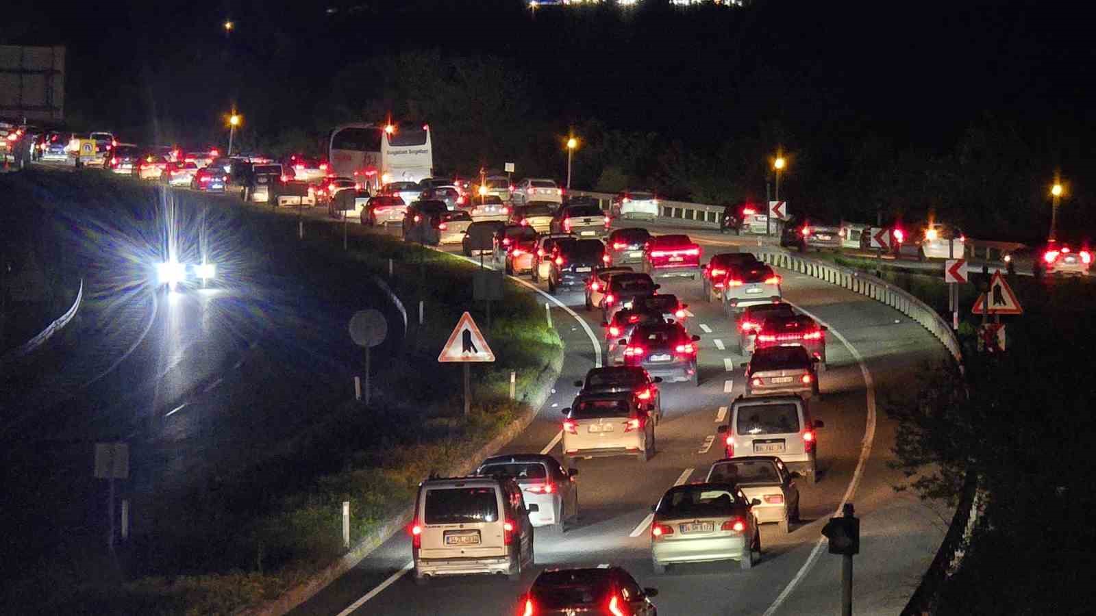 Kemikli rampalarında bayram d&ouml;n&uuml;ş&uuml; yoğunluğu gece de s&uuml;rd&uuml;