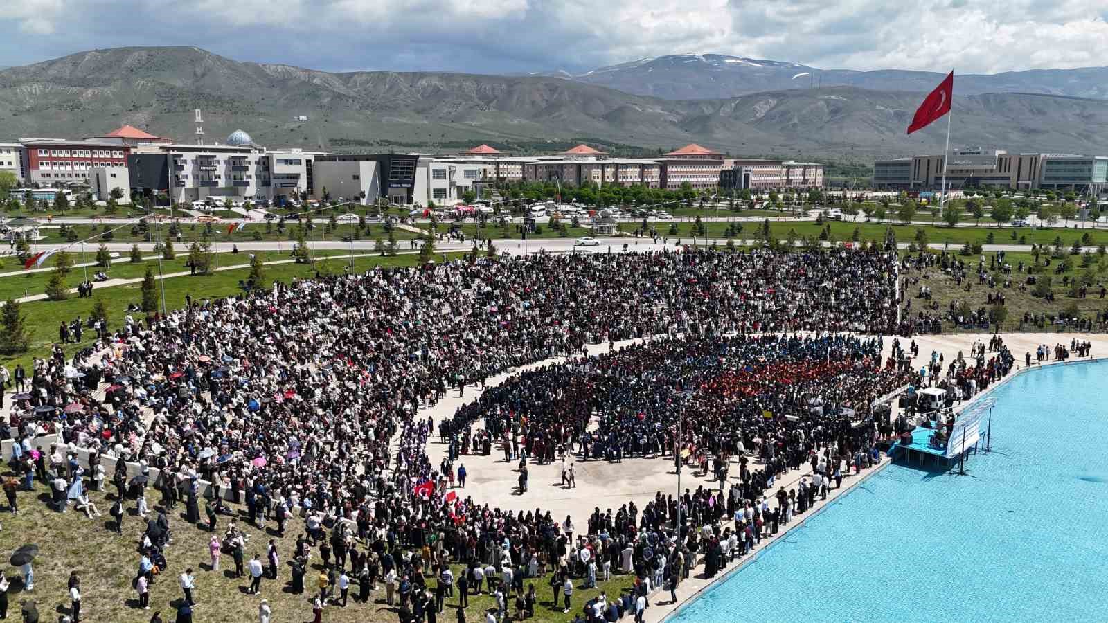 EBY&Uuml;&rsquo;de 3 bin 150 &ouml;ğrenci mezuniyet sevinci yaşadı