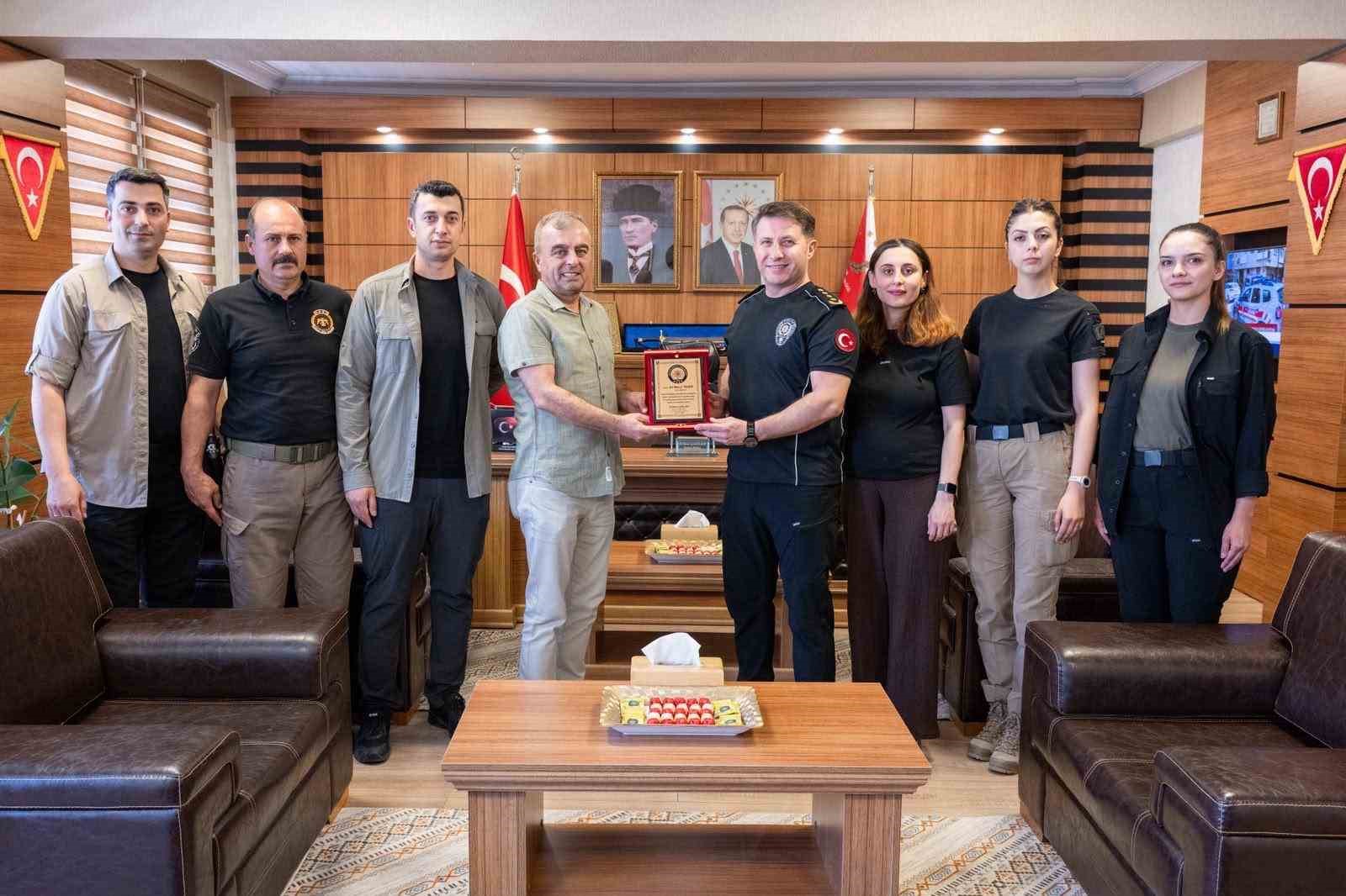 Bilecik&rsquo;te emekli olan polis memuru Taner&rsquo;e plaket takdim edildi