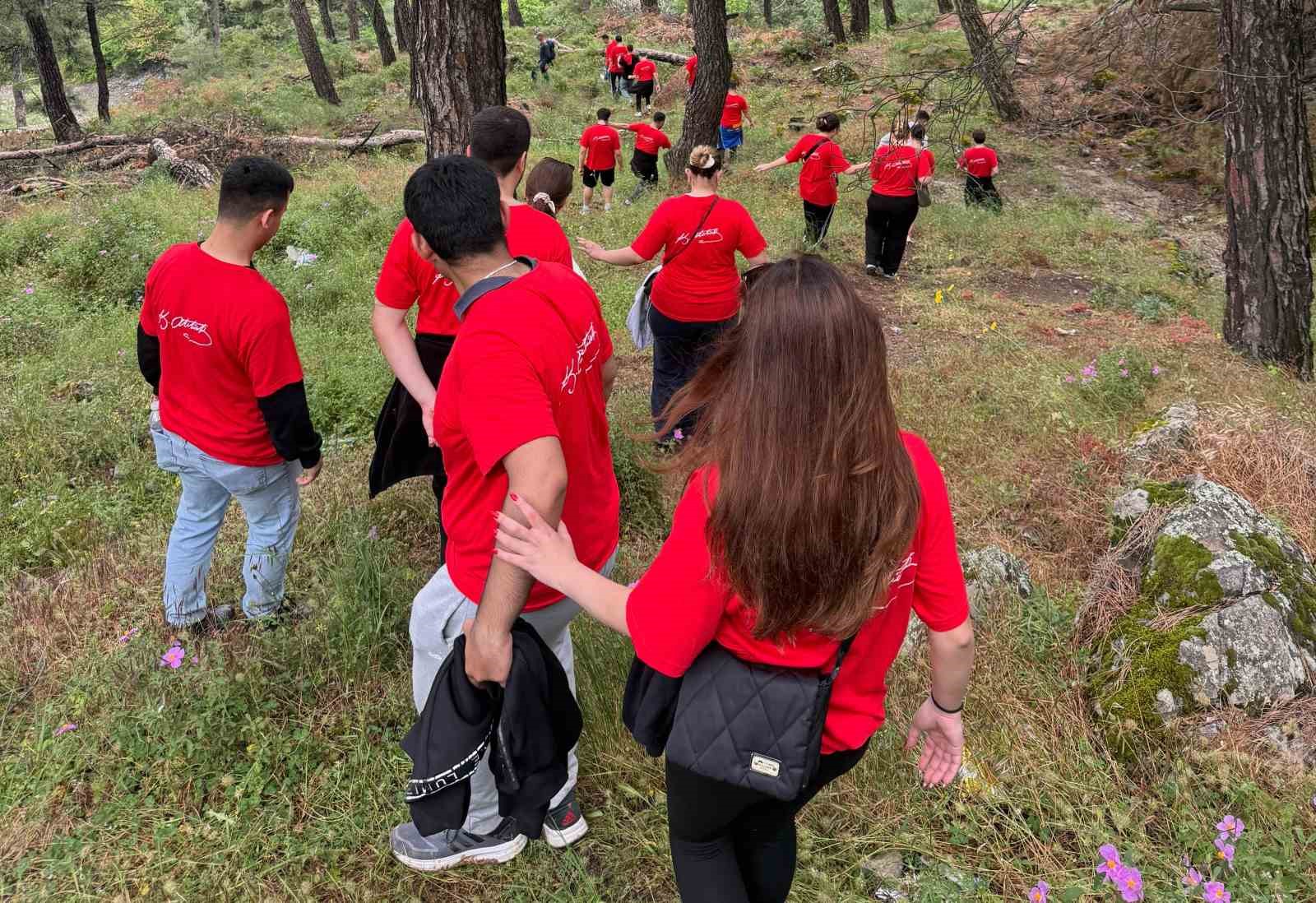 Doğa i&ccedil;in y&uuml;r&uuml;yen gen&ccedil;ler 40 &ccedil;uval &ccedil;&ouml;p topladı