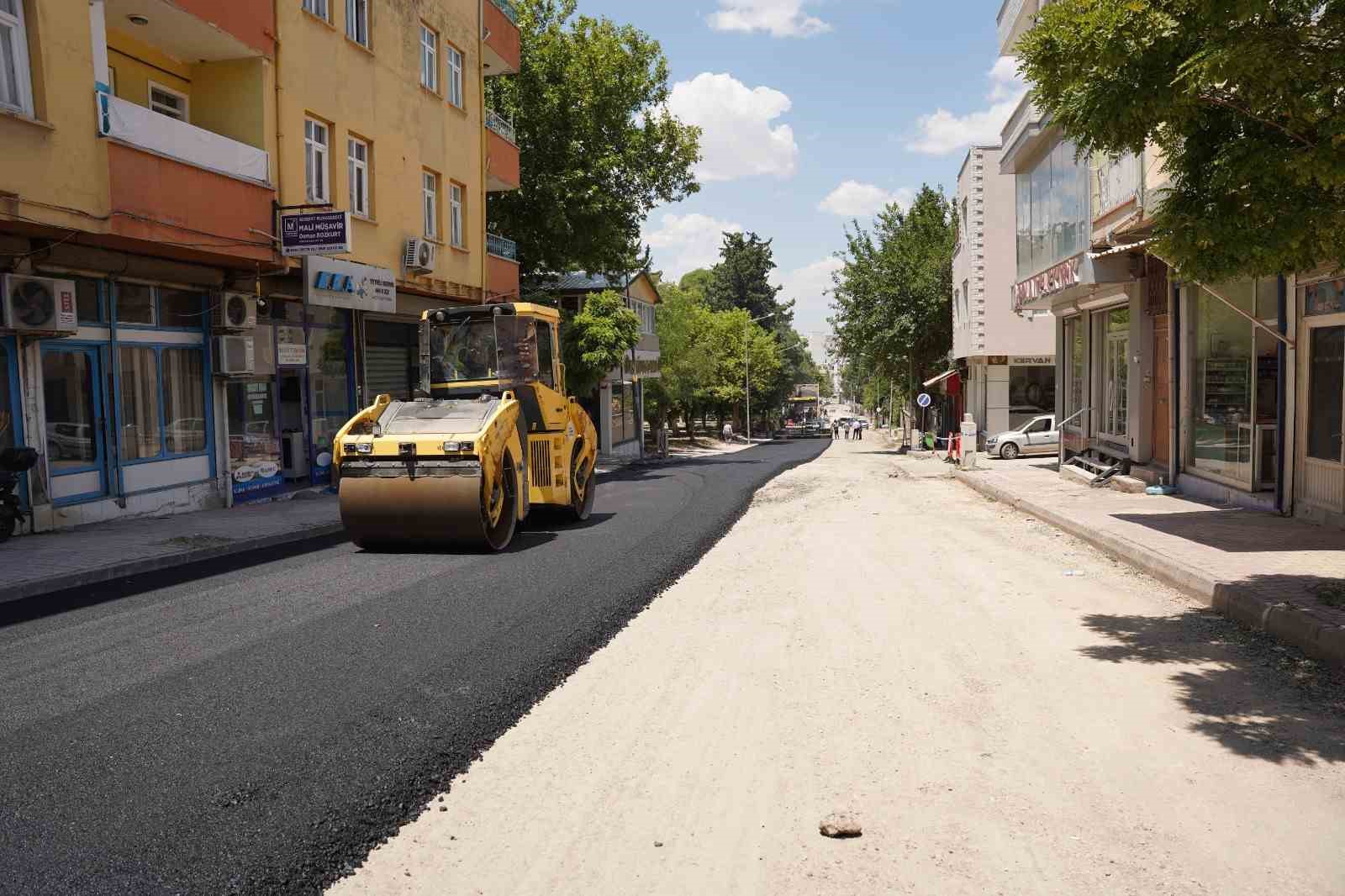 Kahta&rsquo;da yol ve asfalt seferberliği s&uuml;r&uuml;yor