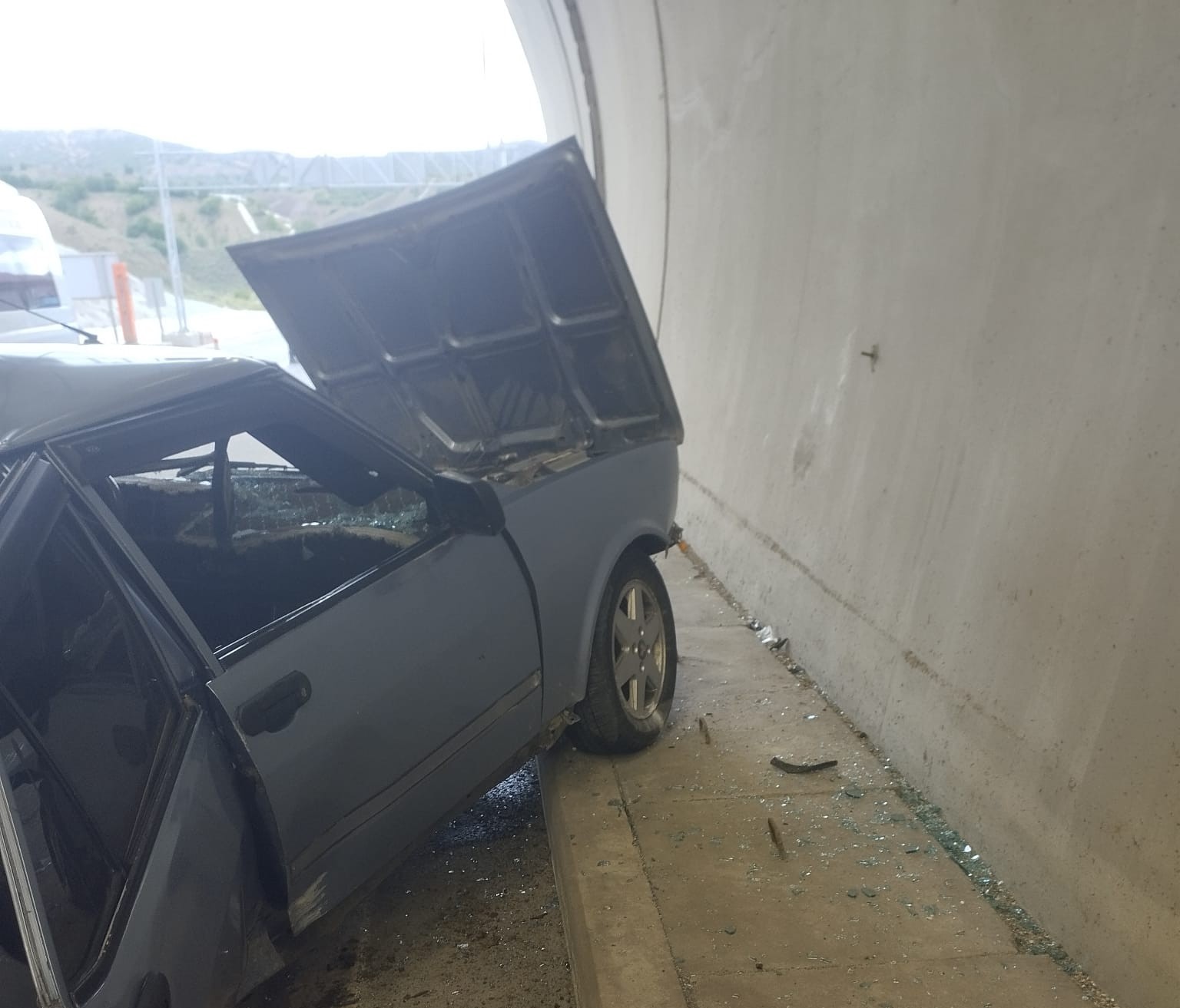 T&uuml;nelde duvara &ccedil;arpan Tofaş hurdaya d&ouml;nd&uuml;: 3 yaralı