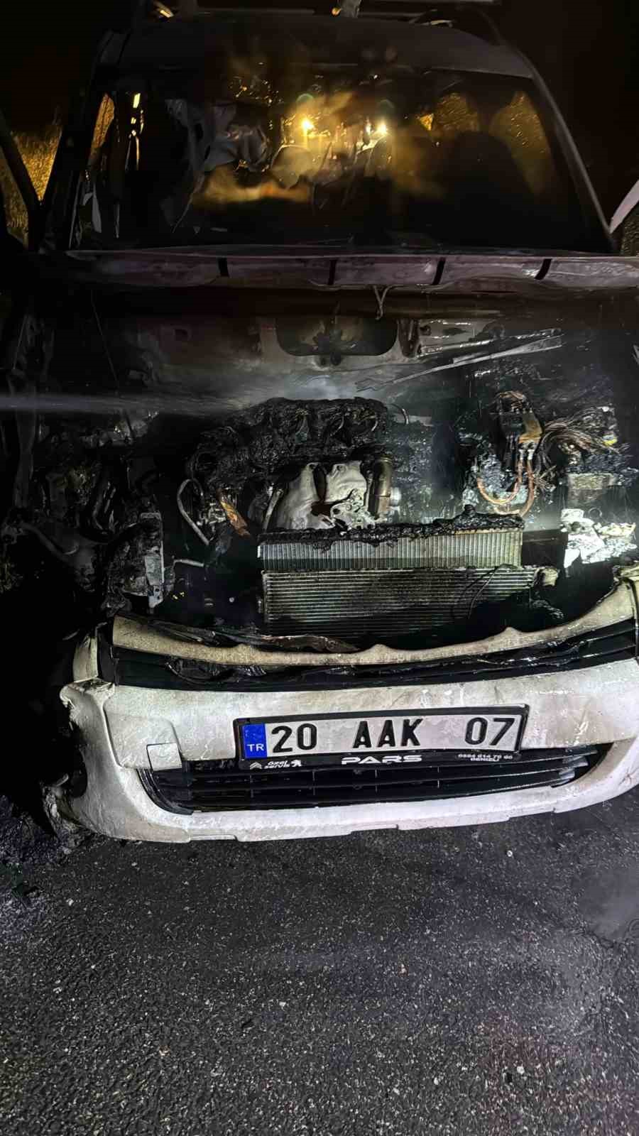 Osmaniye&rsquo;de bir ticari ara&ccedil; seyir halindeyken yandı