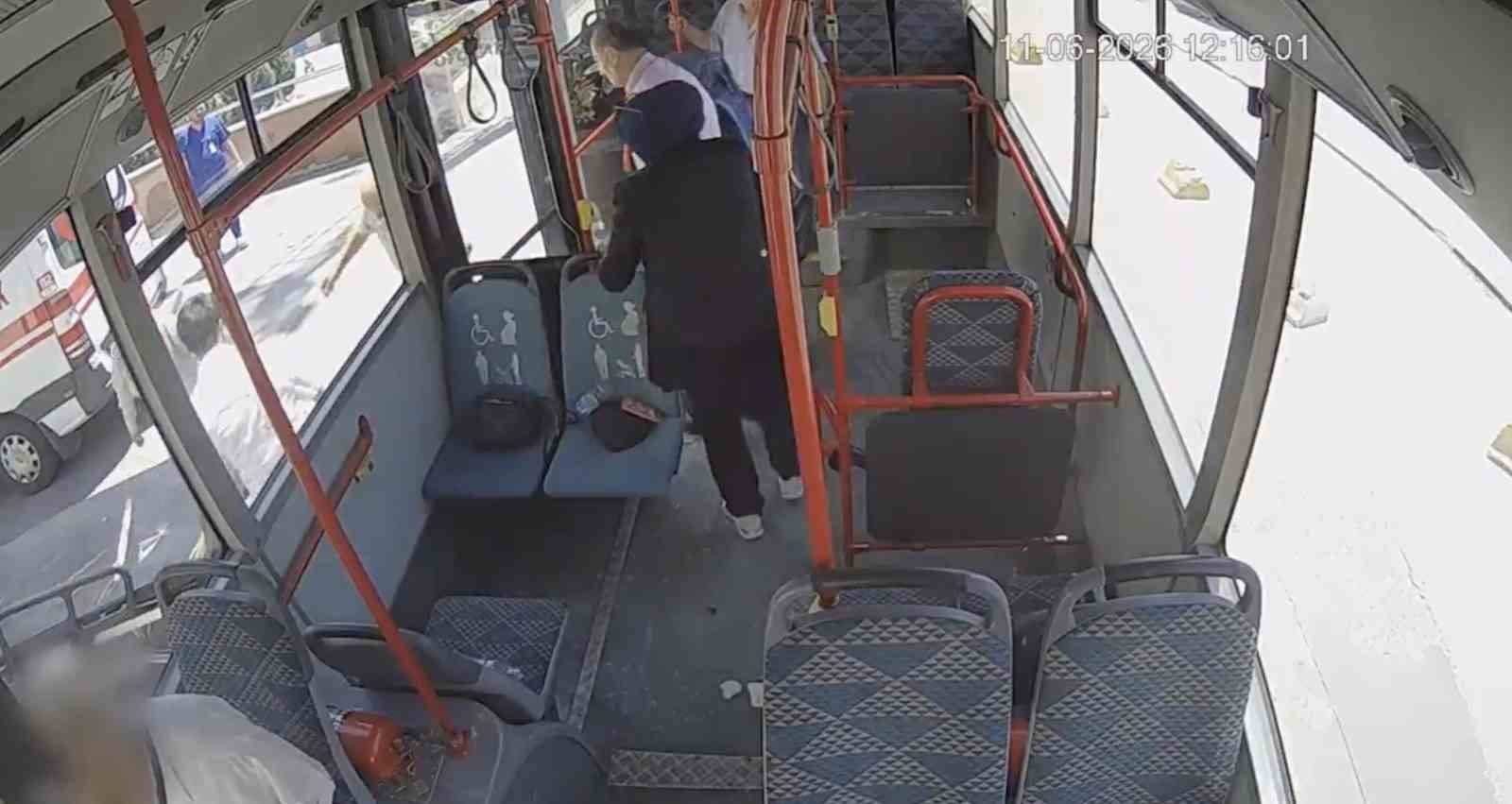 Fenalaşan yolcu i&ccedil;in şof&ouml;r ve yolcular seferber oldu
