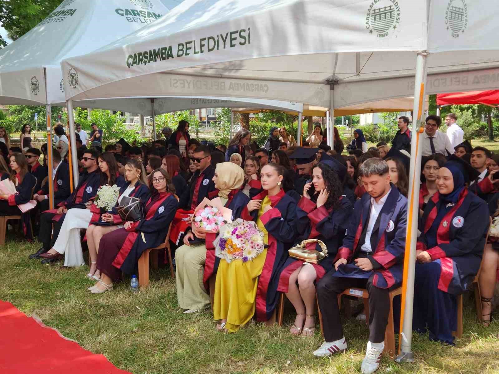 OM&Uuml;&rsquo;de mezuniyet sevinci