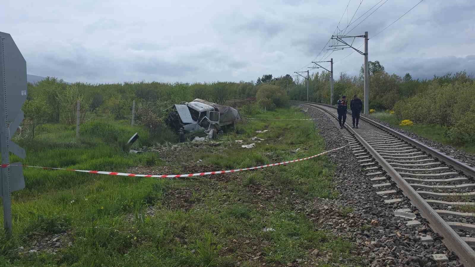Hemzemin ge&ccedil;itte korkutan kaza: Yolcu treni kamyonete &ccedil;arptı, 4 yaralı