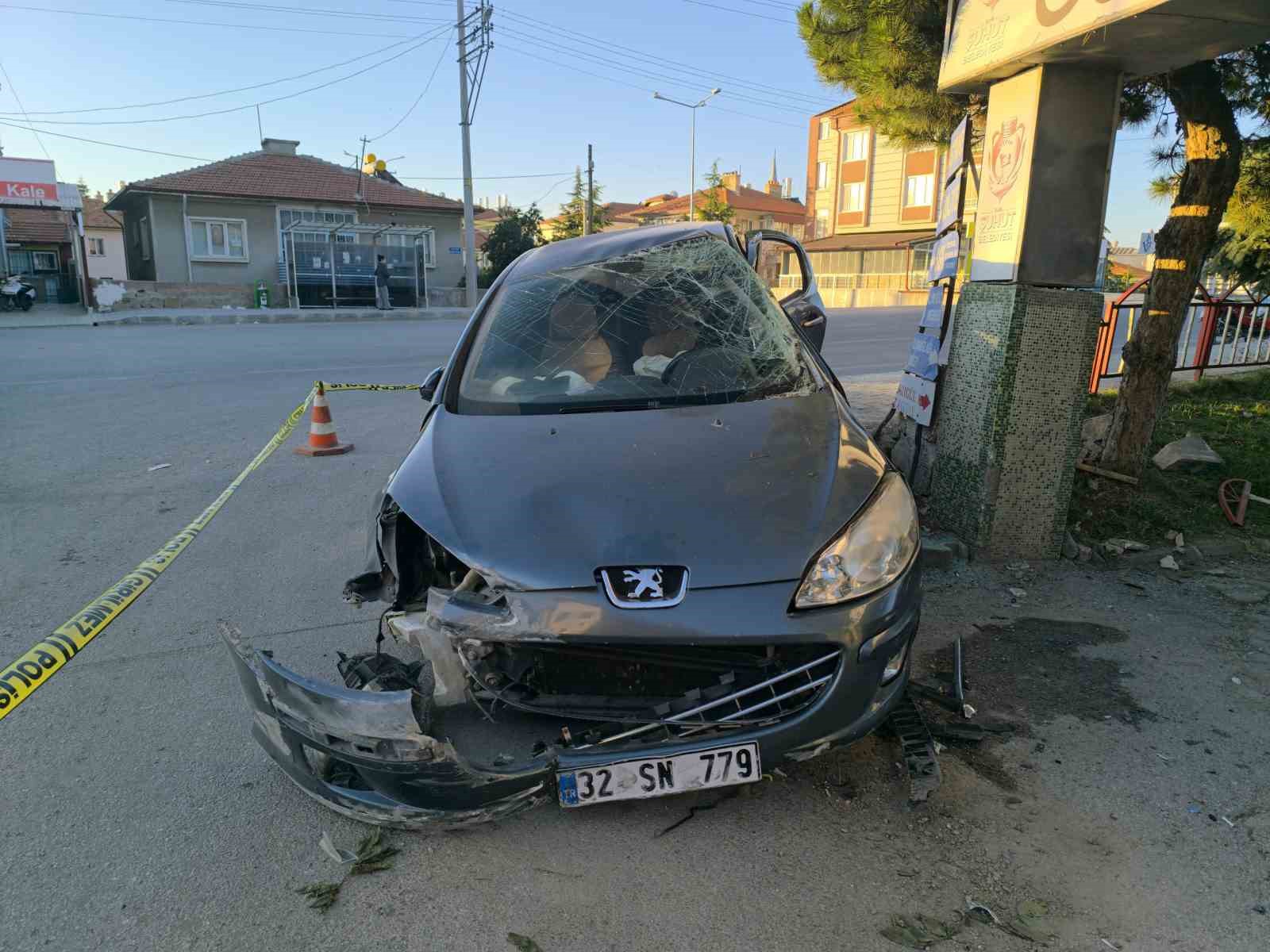 Y&ouml;n levhasına &ccedil;arpan otomobil s&uuml;r&uuml;c&uuml;s&uuml; ağır yaralandı