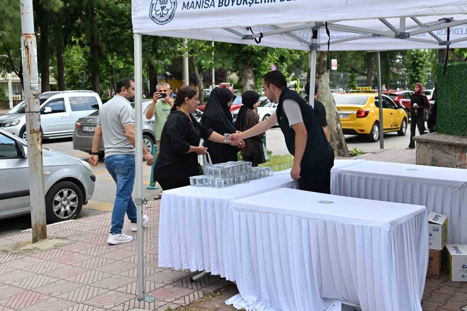 Manisa B&uuml;y&uuml;kşehir&rsquo;den YKS adaylarına su ve limonata ikramı