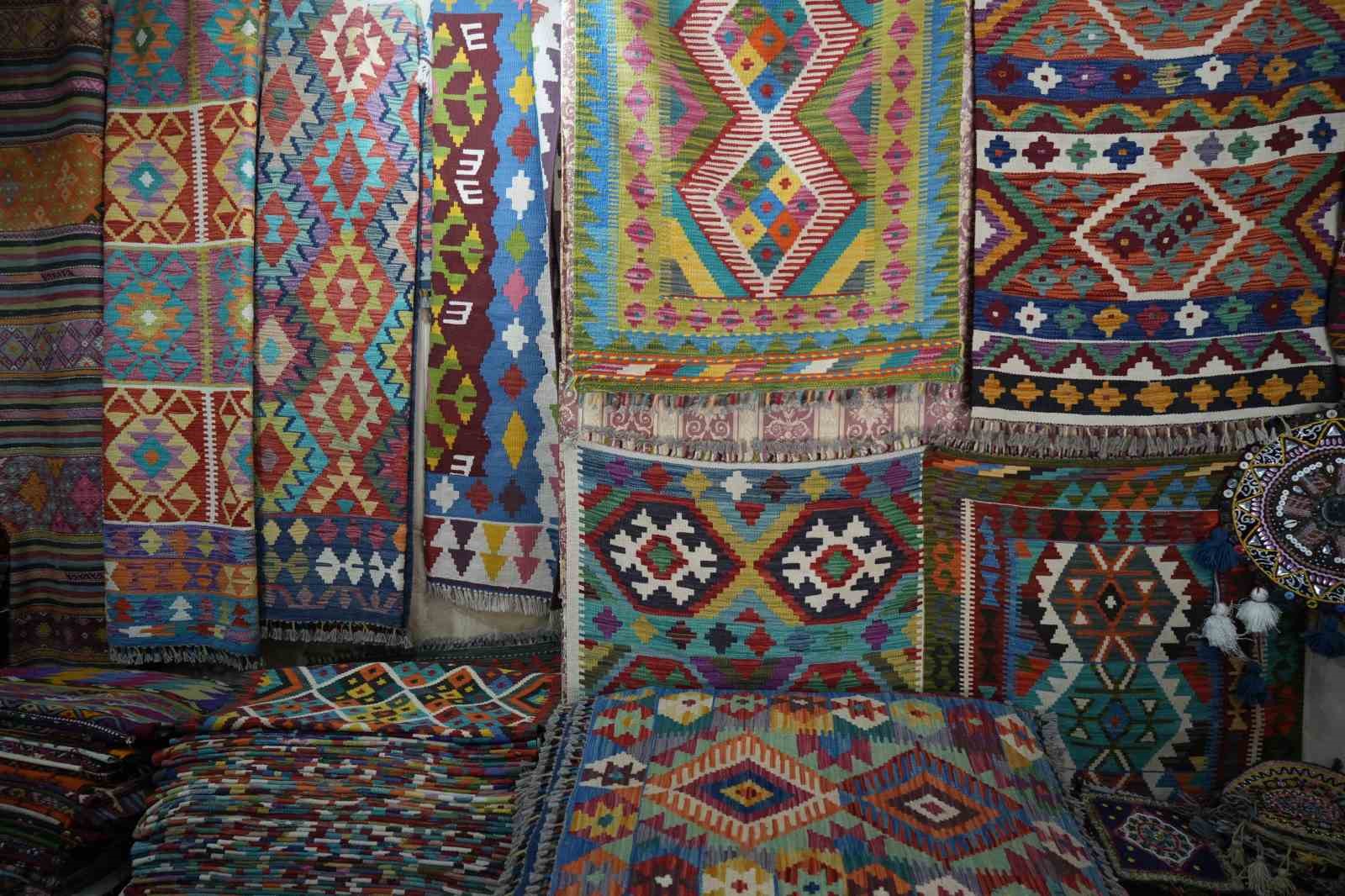 Y&ouml;r&uuml;k k&ouml;ylerinden topladığı halı ve kilimleri satarak ge&ccedil;mişi geleceğe taşıyor