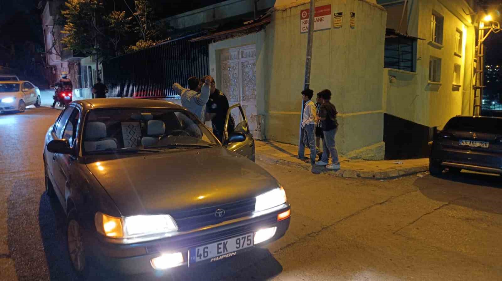 Sokak ortasında rastgele ateş a&ccedil;tı, 2 kişiyi yaraladı