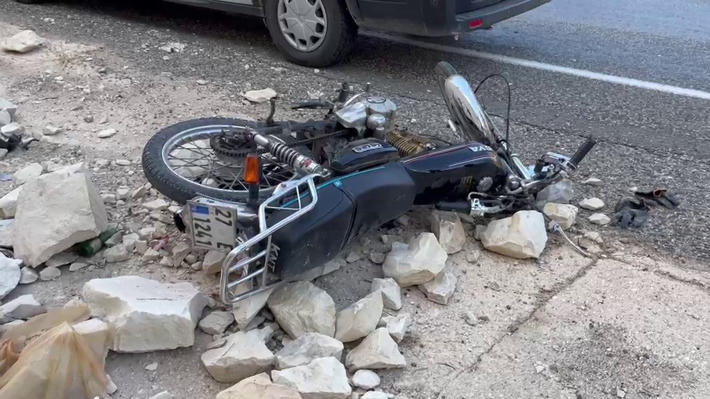 Devrilen motosikletin s&uuml;r&uuml;c&uuml;s&uuml; yaralandı