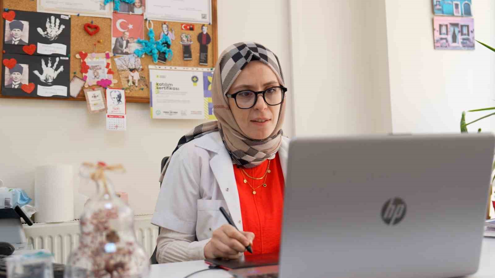 Manisa B&uuml;y&uuml;kşehir Belediyesi online eğitim ile &ouml;ğrencileri geleceğe hazırlıyor