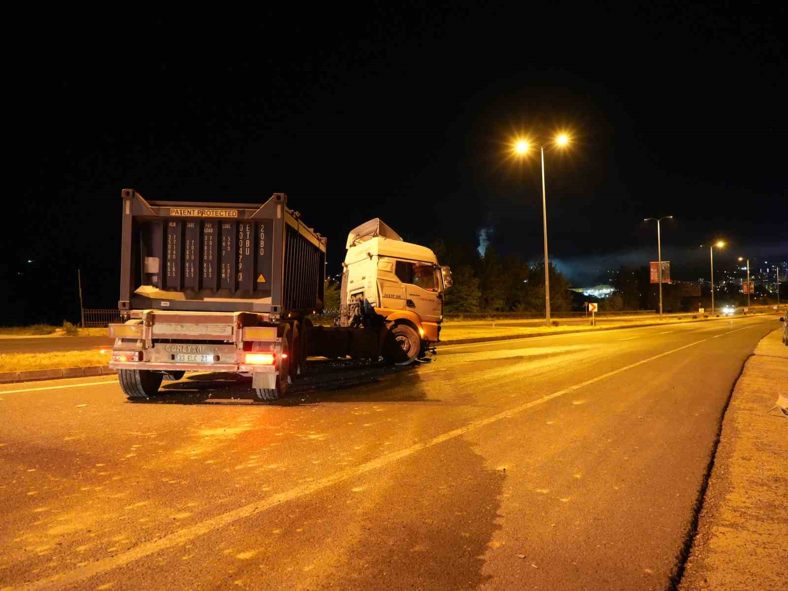 Lastiği patlayan tır, &ouml;nce su kanalına sonra ref&uuml;je &ccedil;arptı: 1 yaralı